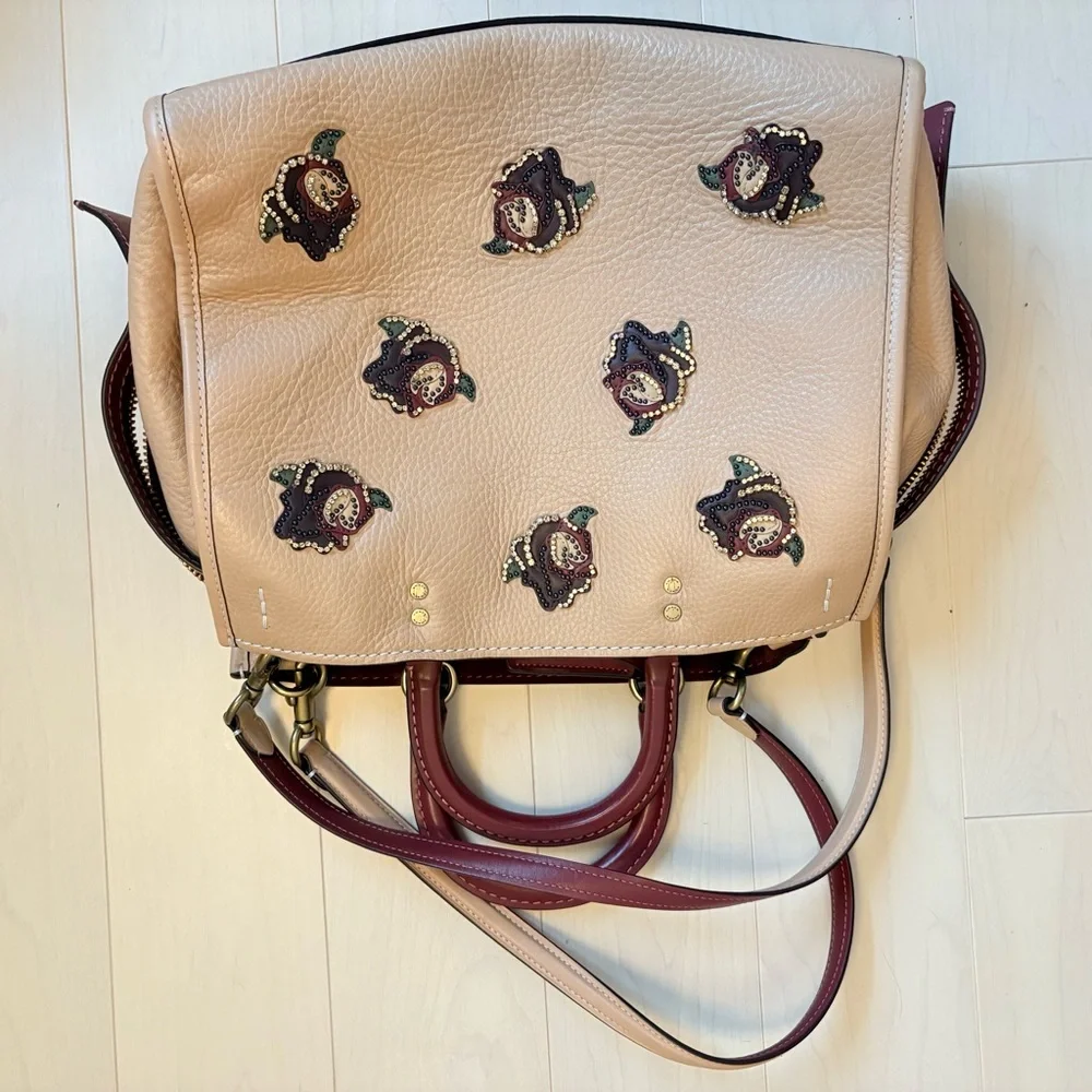 Retail Coach 1941 Rogue 30 Beechwood with leather appliqué rhinestone. - Picture 3 of 16